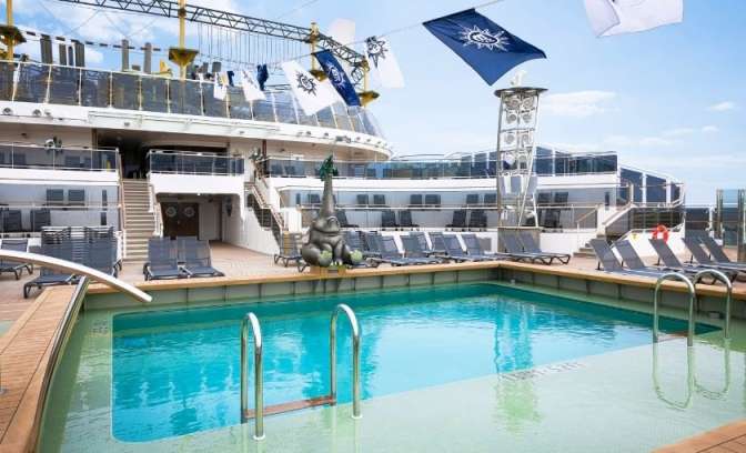 Zwembad op het dek van de MSC Virtuosa